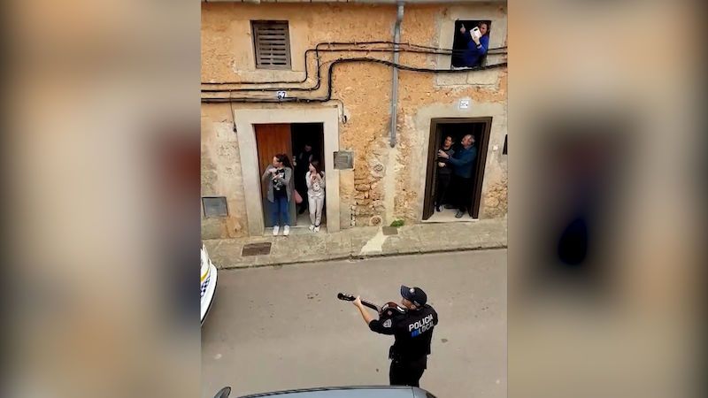 Španělští policisté nedbali na siestu a roztančili ulici